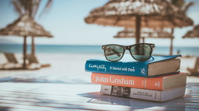 Bücher und Sonnenbrille